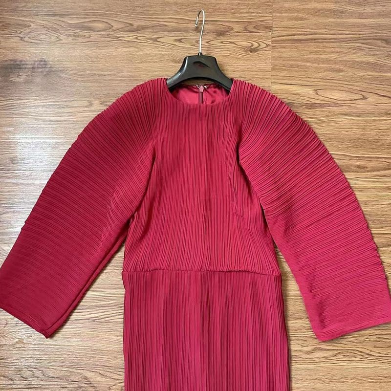 SOLACE LONDON Mirabelle Pleated Maxi Dress In Rot 12 result