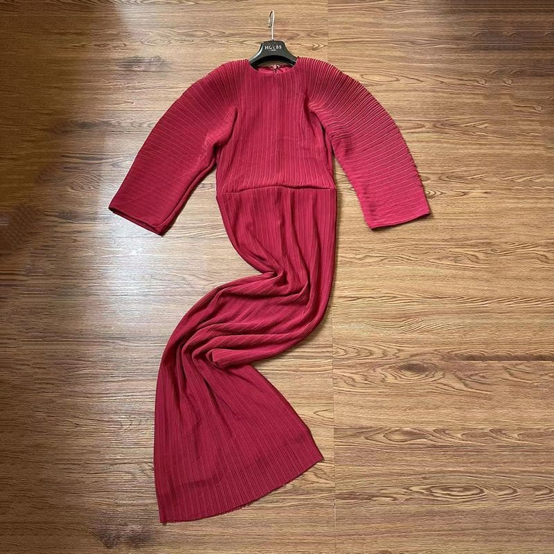 SOLACE LONDON Mirabelle Pleated Maxi Dress In Rot 14 result
