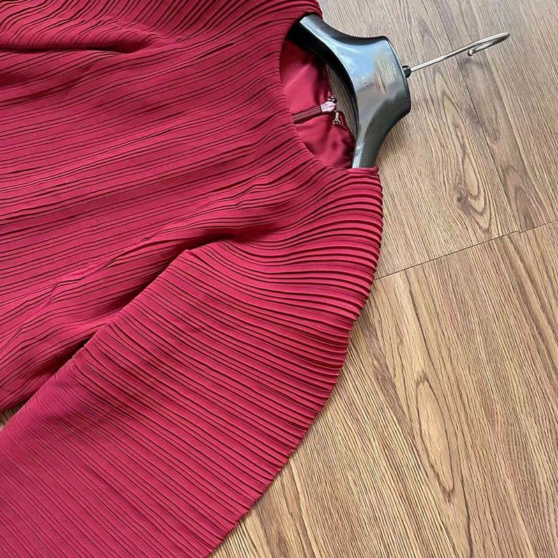 SOLACE LONDON Mirabelle Pleated Maxi Dress In Rot 7 result