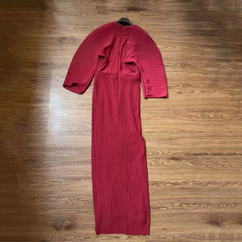 SOLACE LONDON Mirabelle Pleated Maxi Dress In Rot 8 result